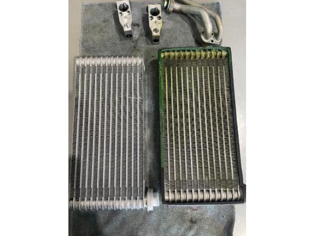 セレナ　クーラーガス漏れ　リヤエバポレーター交換