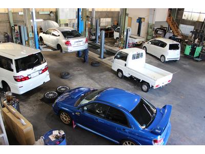 広い整備場でしっかりと点検・修理！