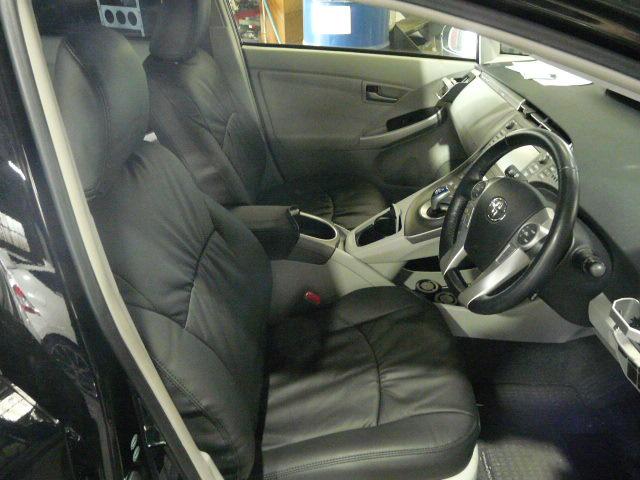 ZVW35　プリウス　クラッツィオシートカバー取り付け　北区　南区　東区　中区