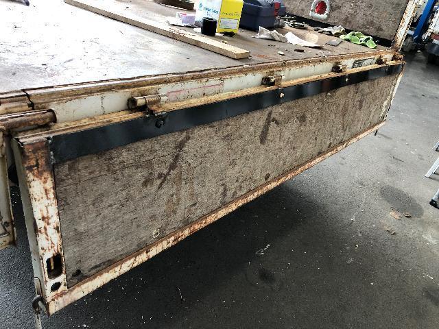 三菱ふそう キャンタークレーン 荷台アオリ曲がり修理 荷台塗装 三菱ふそう キャンタークレーン 荷台アオリ曲がり修理 荷台塗装