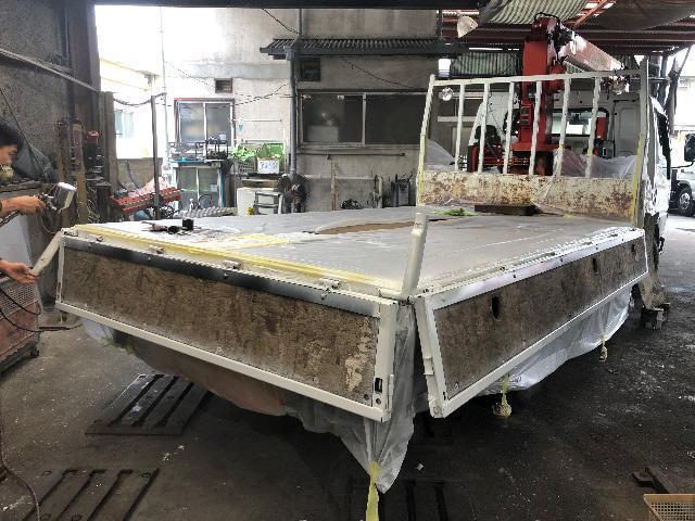 三菱ふそう キャンタークレーン 荷台アオリ曲がり修理 荷台塗装 三菱ふそう キャンタークレーン 荷台アオリ曲がり修理 荷台塗装