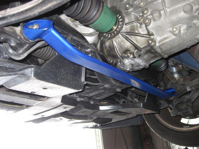 グーピットを見てからのお客様より社外ラジエターの交換、ロアーアームバーの取付の作業をしました、