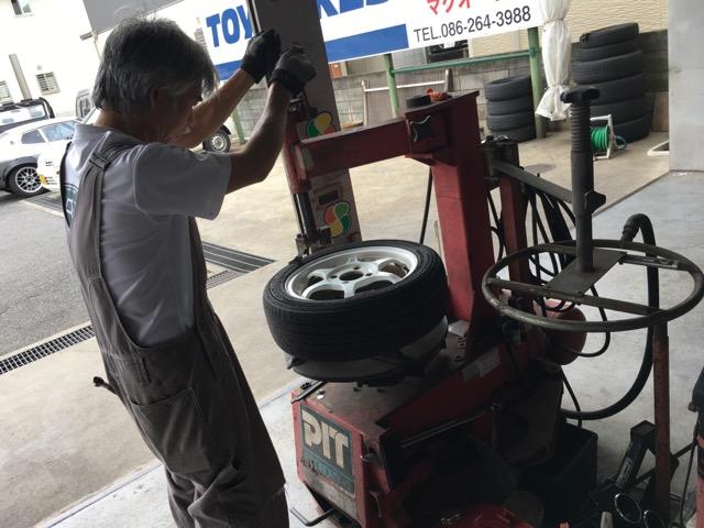 タイヤ交換入庫　【岡山市南区　車検　修理　整備　取付　マグオートにお任せ下さい】