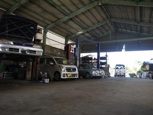 運輸局認証工場です。車検や修理時の分解整備も自社工場にて行っております。