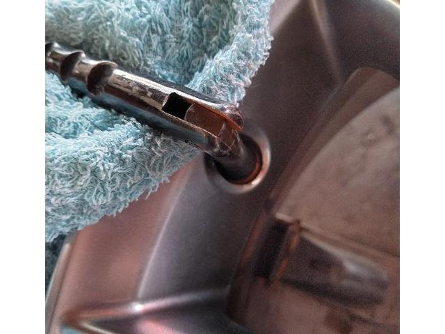 トヨタ、ヴォクシー、チューブレスバルブ交換、熊本市北区清水亀井町中央区東区南区西区その他地域部品持ち込み何でもご相談下さい代車無料自社板金コーティング施工その他修理