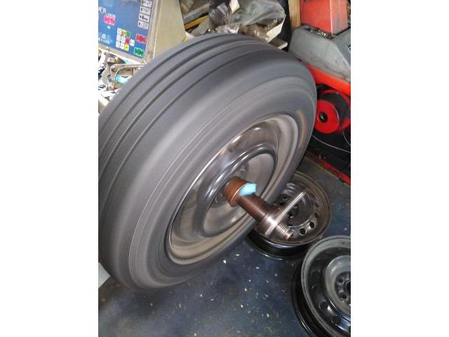 トヨタ、プレミオ、タイヤ交換。タイヤノイズ、熊本市北区清水亀井町、南区、東区、西区、中央区その他地域の方も大歓迎です、部品持ち込み交換、車検、修理、板金塗装、ワコーズ製品取扱い