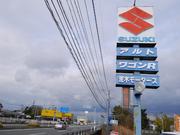 国道３号線沿い。富合の「スズキ」の看板が目印です。