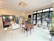 サービス工場お客様待合室室内から工場の様子をご覧いただけます