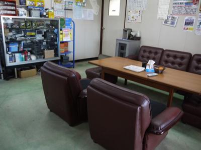 ゆったりとした店内でお待ち下さい。