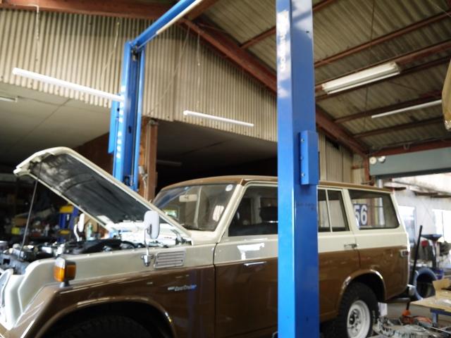 整備用リフトは大型車にも対応可能です。
