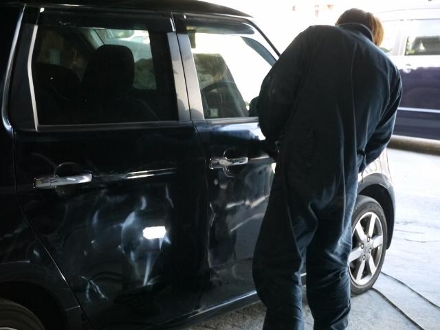 国家資格整備士・鈑金塗装専門スタッフが常駐しています。