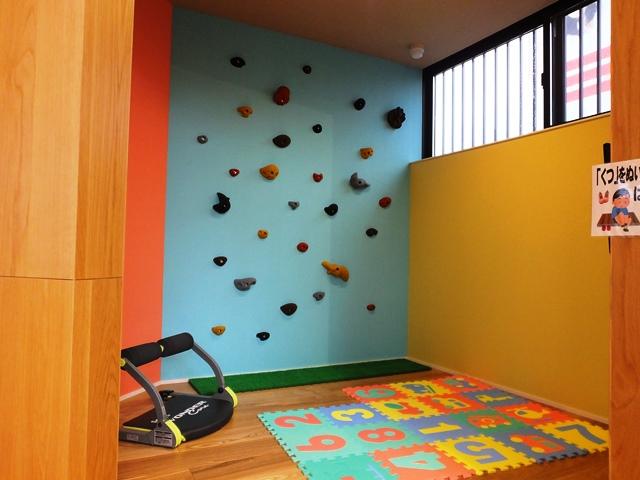 キッズコーナーも完備しています♪小さなお子様とご一緒でも安心して商談できるスペースとなっています。