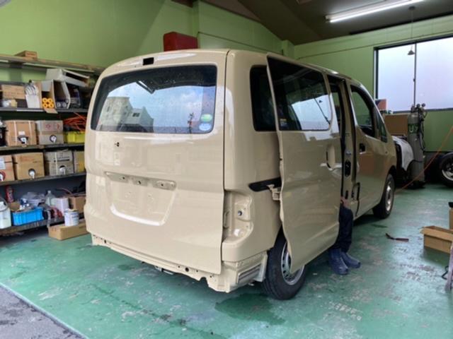 NV200 バネット　VAN-LIFE車中泊仕様 コヨーテベージュ外装完成間近