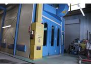 鈑金・塗装ブースも完備。