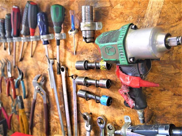 パーツの取り付けや他店で購入したお車のカスタムについても取扱いできますのでお気軽にご相談ください！