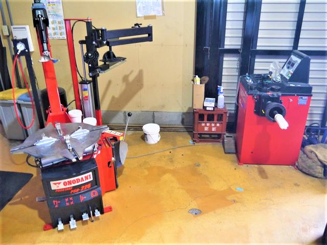 タイヤチェンジャー・バランサー完備