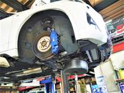 オイル交換・タイヤ交換をはじめ、エンジンまわり下まわりの重整備まで的確なメンテナンスを行います。