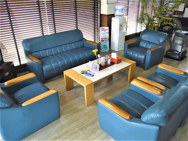 初めてご来店されるお客様は店内受付までお越しください。