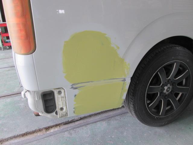 越前市　トヨタ　ハイエース　リアバンパー　フェンダー　ヘコミ　鈑金　塗装　修理