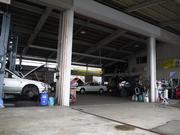 本社整備工場です。車検や修理・メンテナンスなどの作業を行っております。