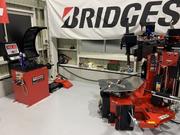 ２６インチまで対応の最新タイヤチェンジャー、バランサー完備してます。