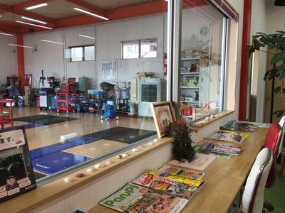 店内カウンターからはお車の整備風景が・・