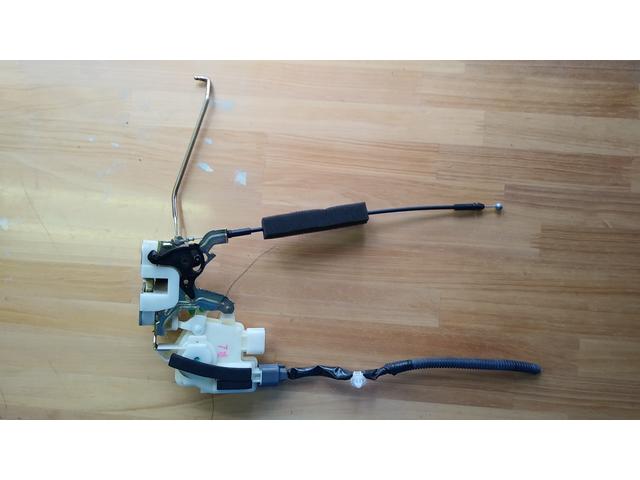 スバル　Ｒ２　ドアロックアクチェーター交換　リサイクルパーツ