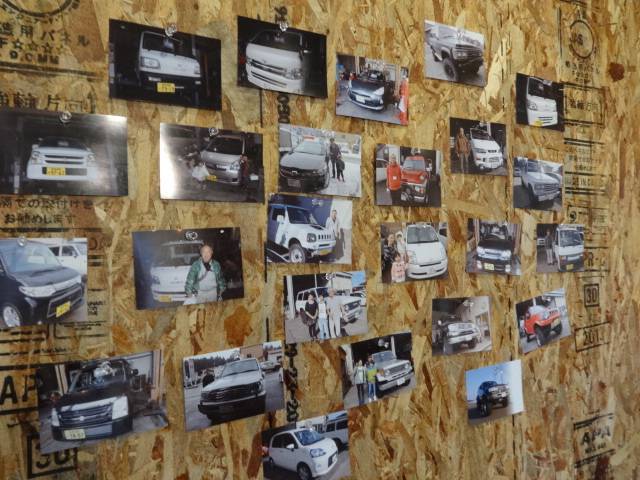 お客様の声や納車時の写真が貼りだされています。納車後もより良いお付き合いが出来るよう頑張ります！！