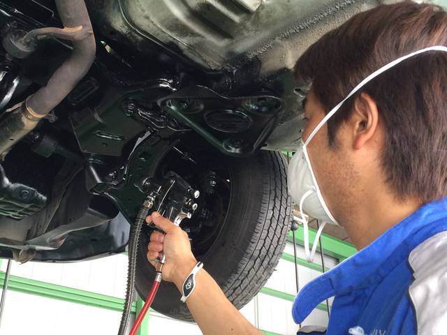 車体下部のサビ止め作業もしております