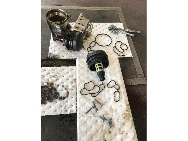 BMW E91 3シリーズ ツーリング オイル漏れ 修理 千曲市 長野市 上田市 歓迎