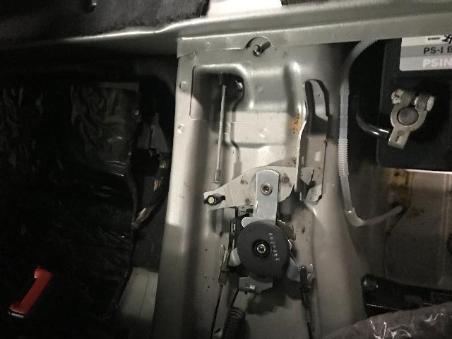 メルセデス・ベンツ　Ｅクラス W210　サイドブレーキ戻らない
長野県千曲市　長野　上田