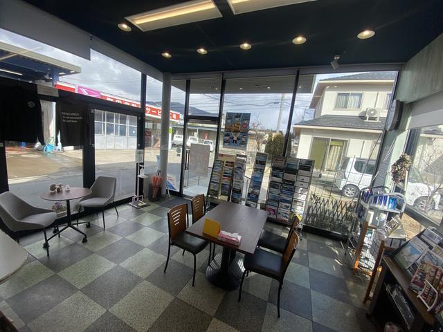 待ち時間はキレイな店内でお待ちいただくのも良し。代車のご用意も御座いますので外出もＯＫです。