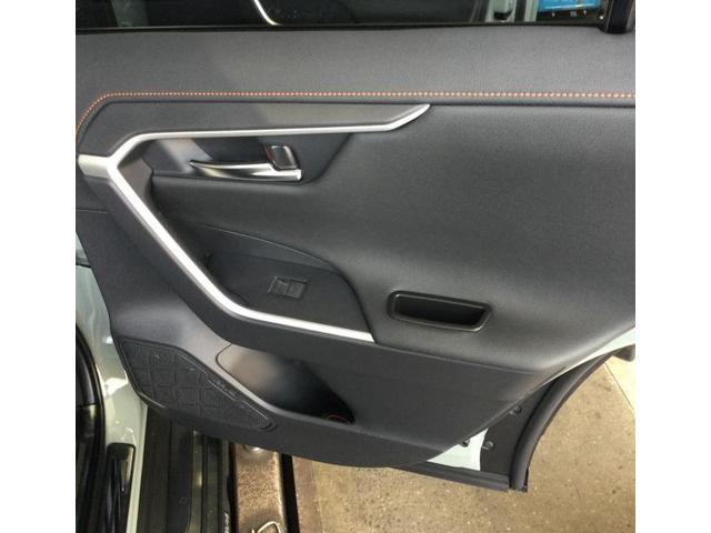 トヨタ　ＲＡＶ４　ドアハンドルポケット取付け　ランニングボード取付け
部品お持ち込み　パーツお持ち込み　新潟市中央区　パレスオート