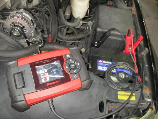 2003年式　GMC　ユーコンデナリＸＬ　4WD　バッテリー上がる　電圧低下　オルタネーター交換　バッテリー交換　SNAP-ONバッテリーアナライザー　三条市