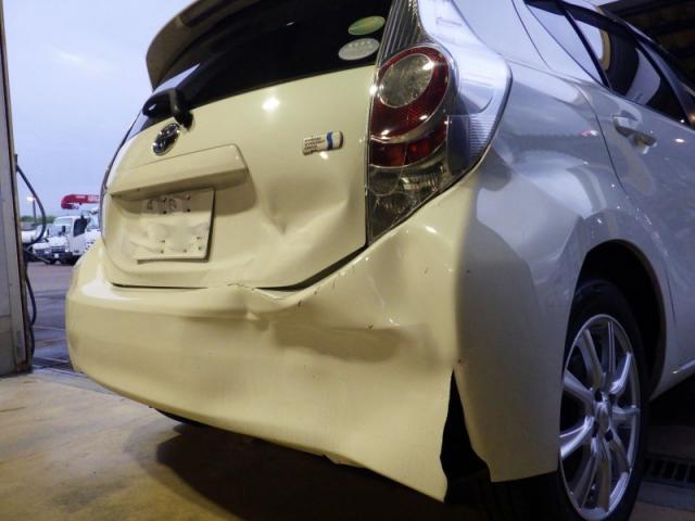 トヨタ　アクア　上越市　後部大破　バンパー交換他キズ・へこみ直し　アイビーオート