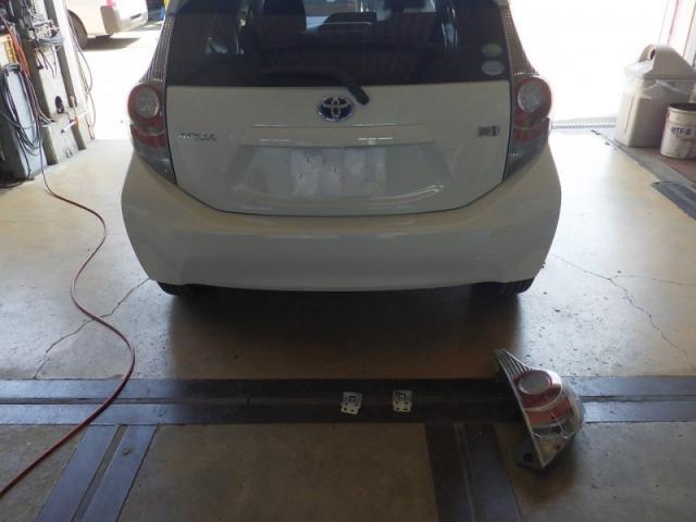 トヨタ　アクア　上越市　後部大破　バンパー交換他キズ・へこみ直し　アイビーオート