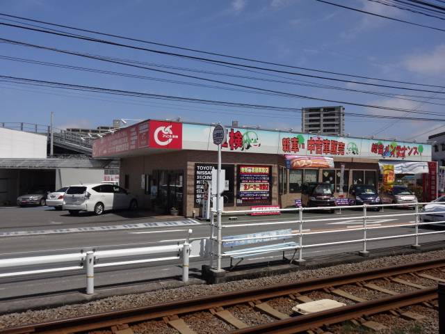 店舗外観。線路沿い道路で目立ちます！