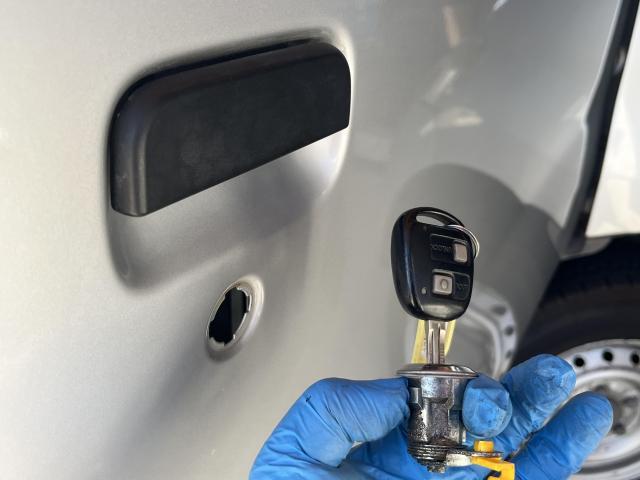 トヨタ　タウンエーストラック　板金・外装補修　中古品同色ドア　運転席ドア交換　キーシリンダ交換　給油蓋の微調整　