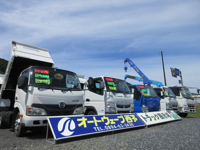 宇和インター降りて直進、左手にトラック第三展示場