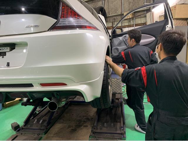 整備完了した車両は検査員が確認します。【徳島県 徳島市 川内町でのタイヤ交換・車検・整備のことなら シンユウ 徳島本店 へお問い合わせください！！】