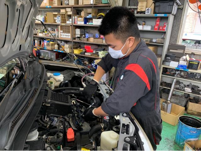 実習生も頑張っています！【徳島県 徳島市 川内町でのタイヤ交換・車検・整備のことなら シンユウ 徳島本店 へお問い合わせください！！】