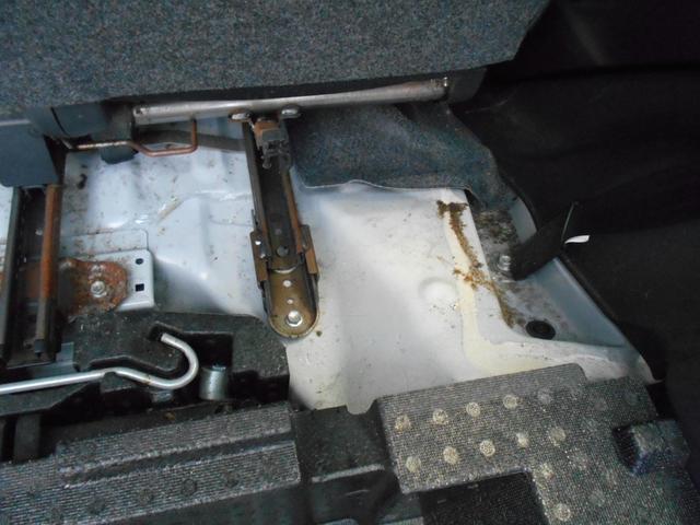 SUBARU　ステラ　内装クリーニング作業
徳島県徳島市川内町でのタイヤ交換・鈑金塗装・車検・整備の事ならシンユウ徳島本店へお問い合わせ下さい！
