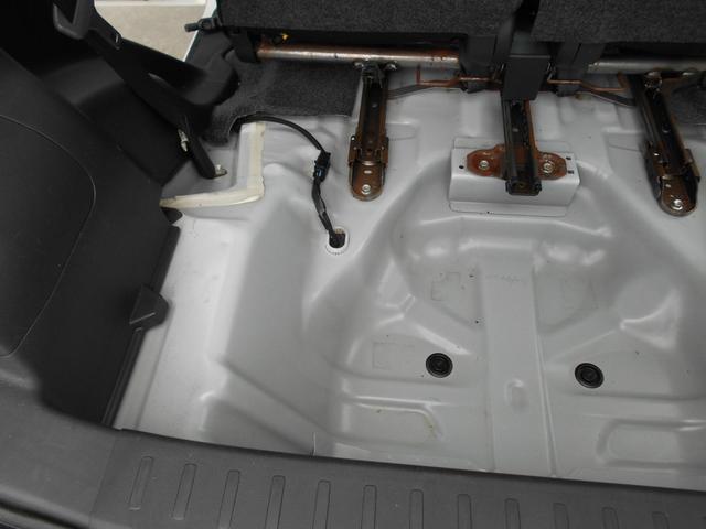 SUBARU　ステラ　内装クリーニング作業
徳島県徳島市川内町でのタイヤ交換・鈑金塗装・車検・整備の事ならシンユウ徳島本店へお問い合わせ下さい！
