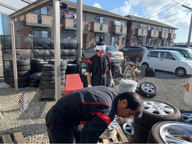 準備はスタッフ全員で!【徳島県 徳島市 川内町でのタイヤ交換・車検・整備のことなら シンユウ 徳島本店 へお問い合わせください!!】