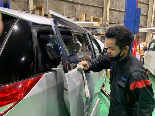 実習生も作業に慣れてきました。【徳島県 徳島市 川内町でのタイヤ交換・車検・整備のことなら シンユウ 徳島本店 へお問い合わせください！！】