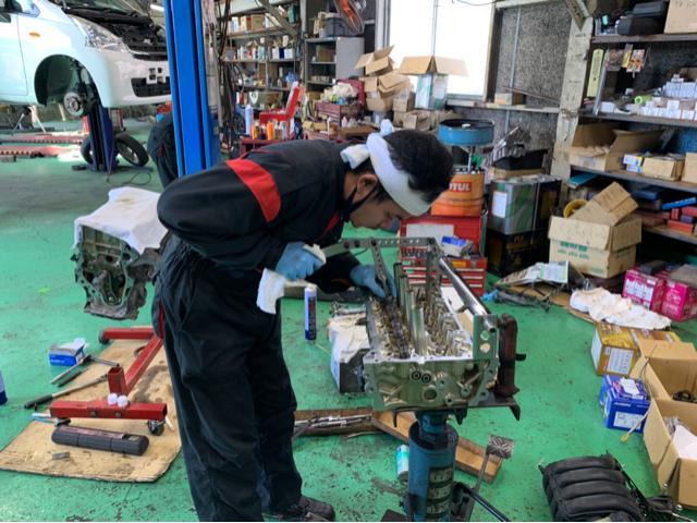 エンジンの組み付け作業【徳島県 徳島市 川内町でのタイヤ交換・車検・整備のことなら シンユウ 徳島本店 へお問い合わせください!!】