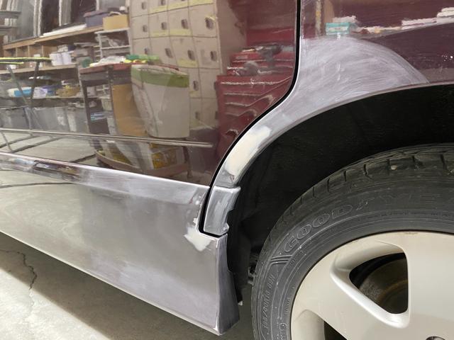 日産　セレナ　22年式　サイドパネル　クォーターパネル
擦り傷　塗装