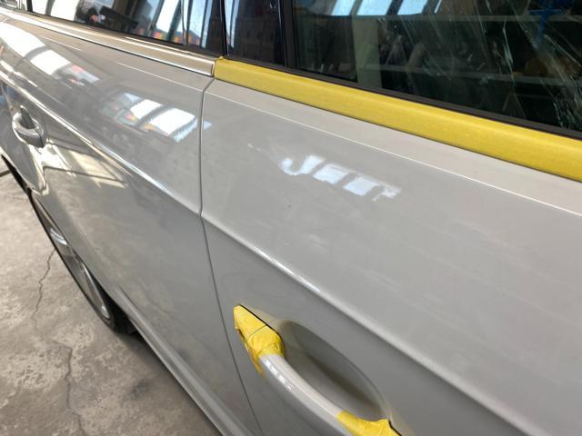 アウディ　27年　フロントドア　ヘコミ　塗装