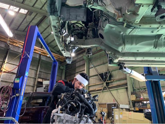エンジンの積み下ろし【徳島県 徳島市 川内町でのタイヤ交換・車検・整備のことなら シンユウ 徳島本店 へお問い合わせください！！】