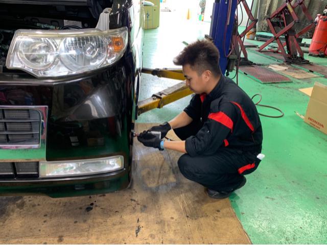 2人で協力して作業【徳島県 徳島市 川内町でのタイヤ交換・車検・整備のことなら シンユウ 徳島本店 へお問い合わせください！！】